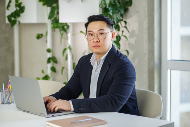 亚洲商人在办公室工作，使用笔记本电脑。人力资源。金融的概念。多民族的图片下载
