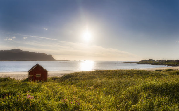 在挪威罗弗敦Flakstad岛美丽的Ramberg海滩上拍摄的日落和破旧小屋的下午照片图片下载