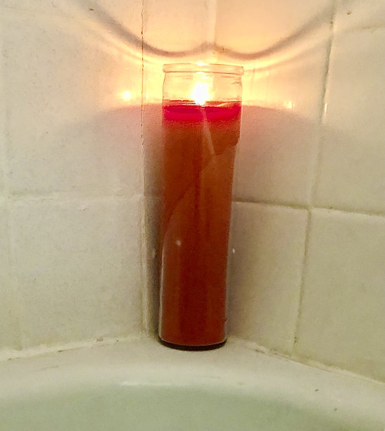 浴缸窗台上点燃的红烛图片下载