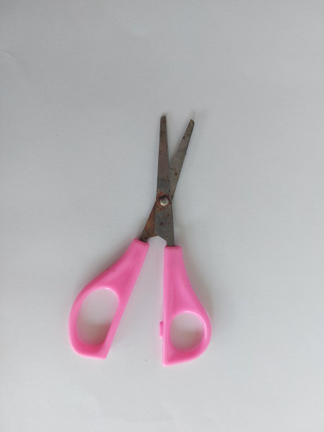 旧的粉红色生锈的剪刀图片下载