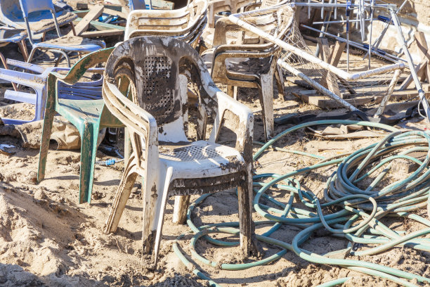 霍克斯伯里河附近白色沙滩上被严重洪水破坏的家具的照片图片下载