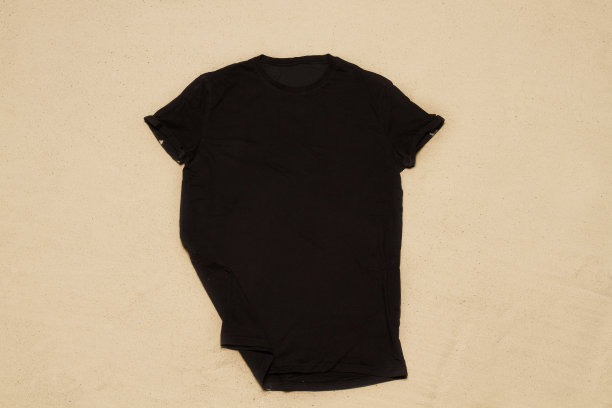 沙滩纹理背景。模拟黑色夏季t恤复制空间。空白模板衬衫俯视图。夏天的衣服。在海边平放特写t恤。Beachtime假期图片下载