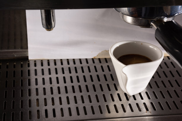 咖啡机制作浓缩咖啡和卡布奇诺，哥伦比亚咖啡图片下载