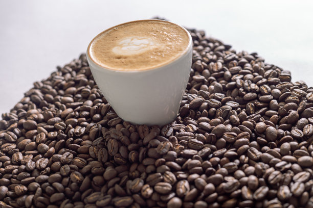 一杯卡布奇诺和浓缩咖啡，牛奶拉花，哥伦比亚咖啡图片下载