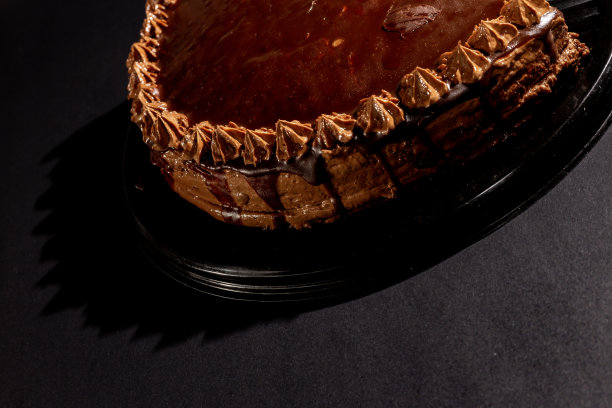 桌上有美味的巧克力蛋糕，可可和牛奶图片下载