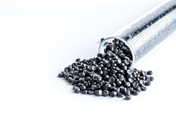 碎塑料片。压碎的瓶盖供回收。塑料垃圾将与塑料初榨液混合。减少塑料的概念。图片下载