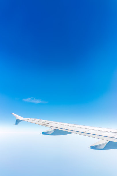 从飞机窗口看到美丽多云的天空和飞机的机翼图片下载