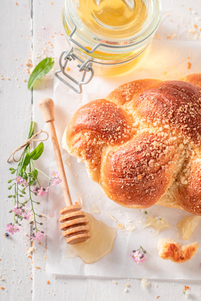 热黄金面包加牛奶和蜂蜜。图片下载