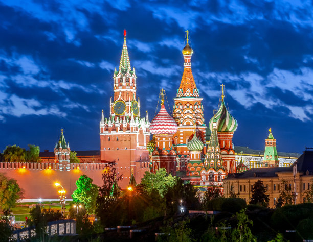 莫斯科天际线与瓦西里大教堂(圣巴西尔大教堂)和莫斯科克里姆林宫的斯帕斯卡塔在红场日落，俄罗斯图片下载