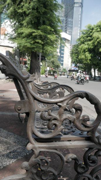 人行道上的长凳图片下载