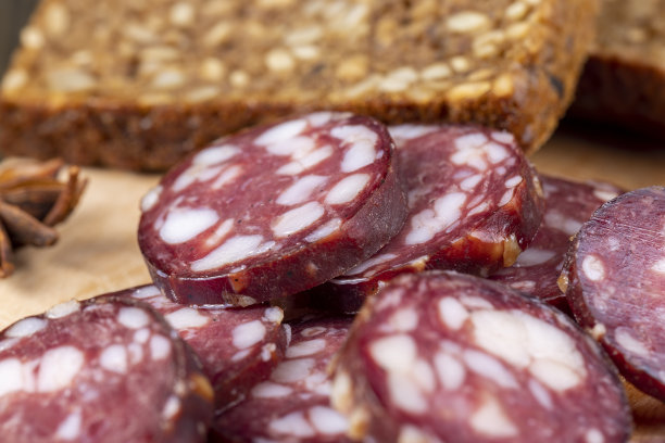 切片的高品质猪肉香肠加上猪油块图片下载