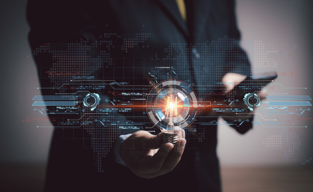 商人拿着灯泡，想法闪闪发光。创新理念、理念和灵感。工业、银行、金融、商业、科技。图片下载