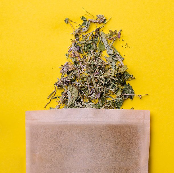 纸袋里散落着不同的干茶图片下载