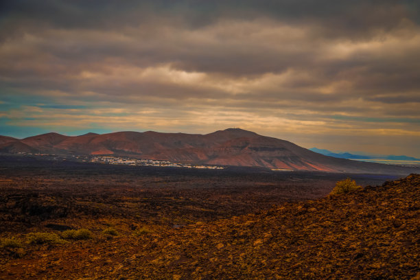 提曼法亚国家公园令人惊叹的火山全景景观。热门旅游在兰萨罗特岛加那利群岛西班牙。艺术照片。旅游的概念图片下载