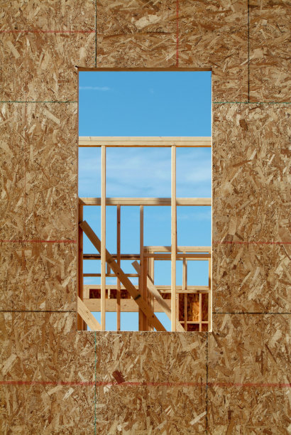 透过窗户在一个家庭建筑商建筑工地框架的房子。图片下载
