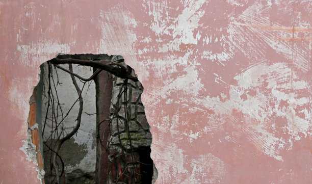 一堵旧墙，一扇毁坏的门图片下载