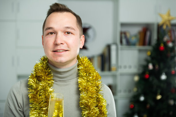 办公室职员在办公室庆祝圣诞节图片下载