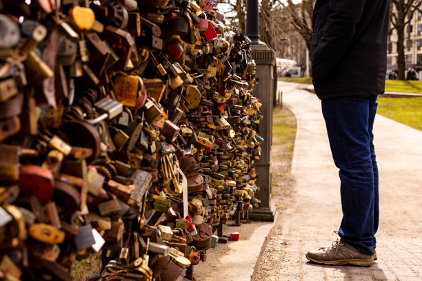 许多爱的锁挂在桥上。为了证明他们的爱情，情侣们在桥的栏杆上挂上挂锁，为了确保爱情能天长地久，他们把钥匙扔进下面的河里。图片下载