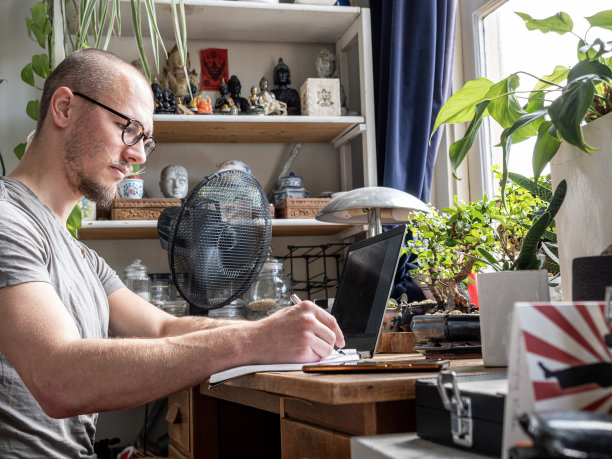 在家工作的学生。图片下载