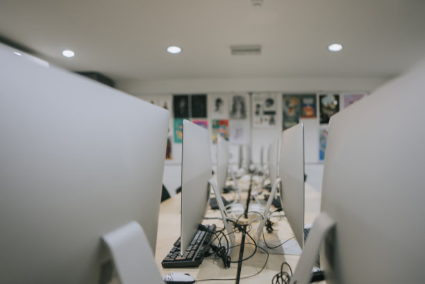 大学教室里一排排的电脑显示器图片下载