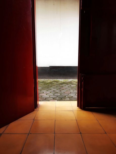 门和瓷砖。图片下载