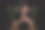 年轻成年男性的近照，看起来阴险或沉思。颜色暗色调戏剧性的效果，黑暗和喜怒无常的系列。概念形象的魔术师在翼背椅不高兴和诡计。图片下载