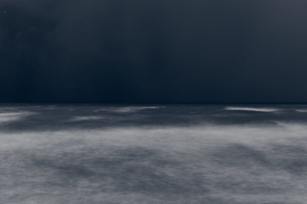 深夜迷离的蓝色海浪，蓝色黄昏迷离的风暴潮海景图片下载