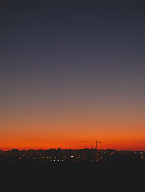 夜幕降临，建筑起重机轰鸣图片下载