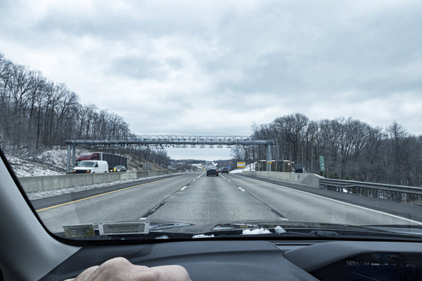 汽车司机的观点接近自动电子收费图片下载