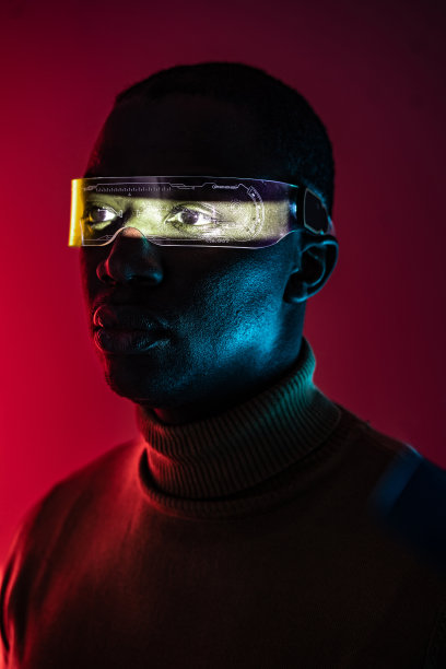 男人的脸，他的眼睛上有横条纹的反射光，戴着智能眼镜图片下载