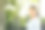 美丽的拉丁女人穿过公园的肖像。本空间图片下载