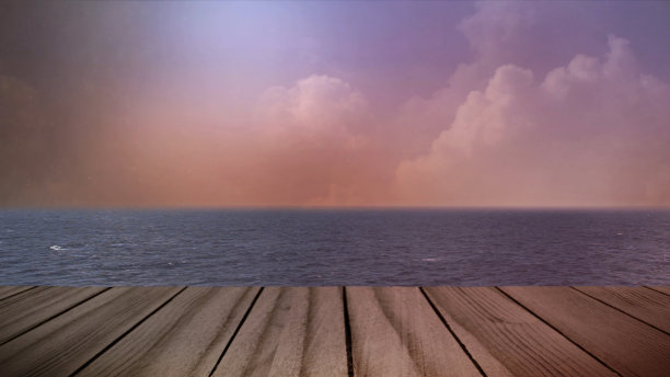 天空多云的海上木板路图片下载