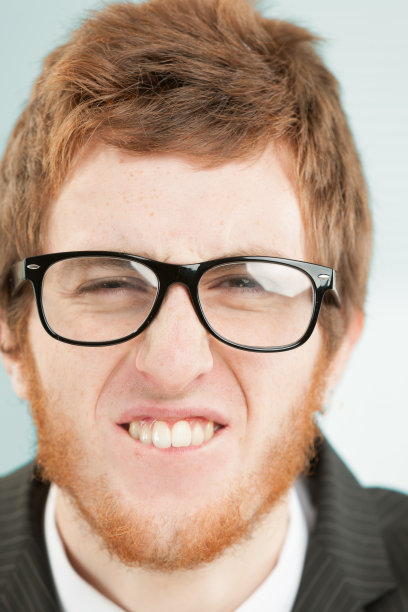 年轻男子的肖像，红色短发和胡子，滑稽的grima图片下载