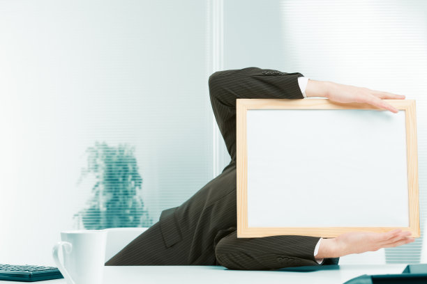 招牌男子因负面消息晕倒图片下载