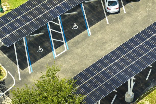 在停车场上安装太阳能电池板，让停放的汽车有效地产生清洁能源图片下载