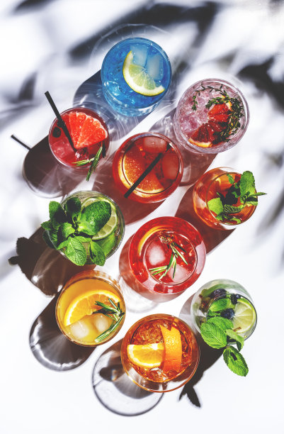 夏日鸡尾酒饮品套装。各式各样的烈性和低度酒精饮料，适合鸡尾酒会。白色背景，强光，阴影图案，俯视图图片下载