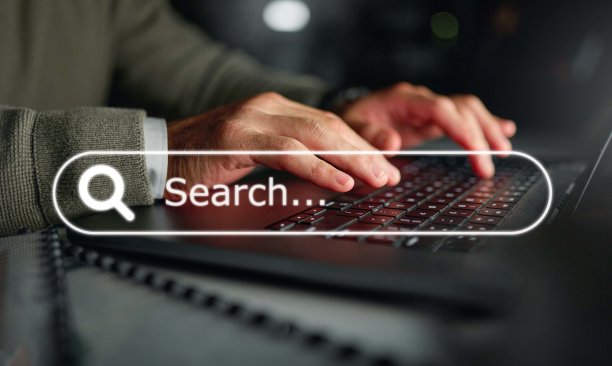 笔记本电脑，覆盖或手打字搜索网页设计在互联网上，商业网站或在线在办公室。Zoom，电子邮件或员工研究数字营销SEO ai信息或物联网大数据图片下载