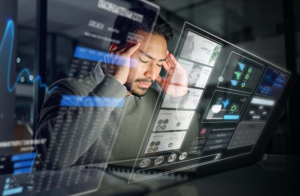 覆盖，仪表板或交易员压力，头痛或倦怠从交易数据，糟糕的投资或股票。焦虑，债务或沮丧的人与数字ui或ux的经济损失在晚上的屏幕上图片下载