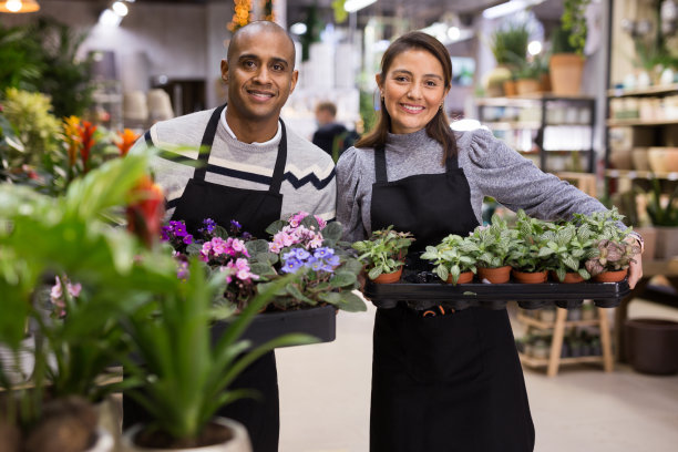 花店工人捧着一盆鲜花图片下载