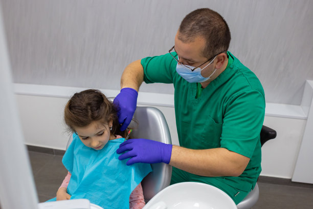 牙科门诊医生图片下载