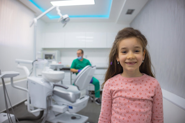 一个快乐的女孩成功看完牙后的肖像图片下载