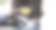 一位年轻的亚洲男子正在拿信用卡图片下载