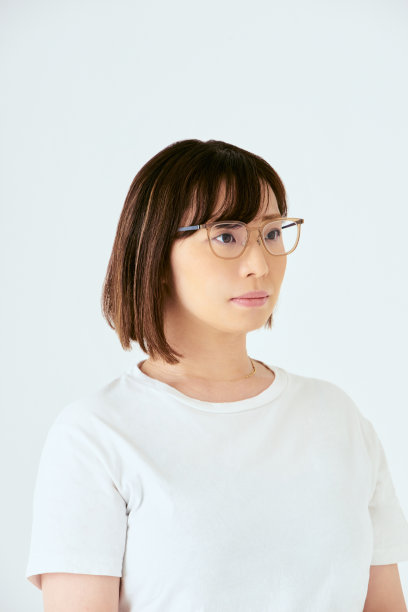 前面的上半身是一位30多岁戴着眼镜的日本妇女，左侧为白色背景图片下载