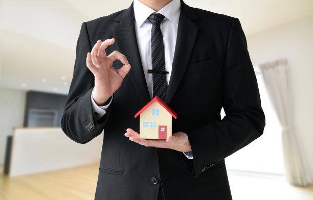 做着OK手势的房屋销售人员图片下载