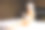 年轻漂亮的白人女子在家里卧室的床上给腿涂身体霜。漂亮的女人洗澡后也要保养皮肤图片下载