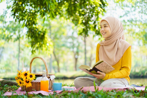 坐在树下的穆斯林妇女。图片下载