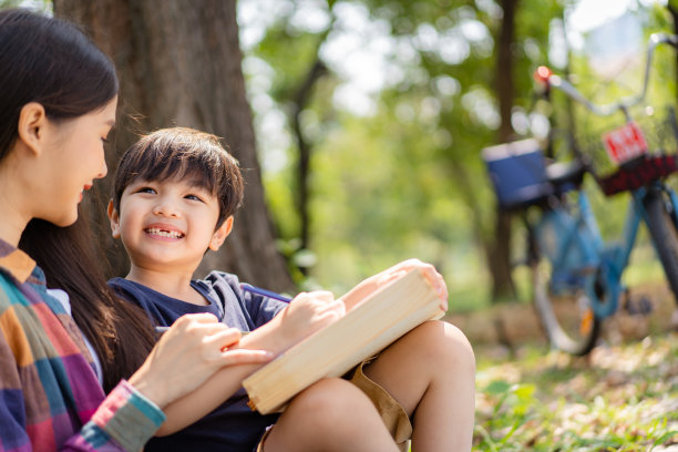 女人和儿子一起野餐。图片下载
