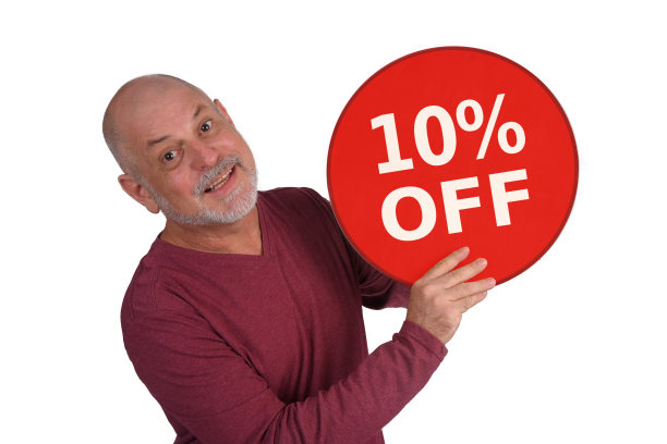 秃顶成年男子手持九折招牌，店内促销图片下载