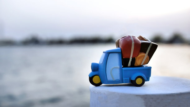 近距离模型卡车车辆玩具，蓝色汽车，送货服务，运输，物流，空间为文字，准备服务，模糊背景图片下载