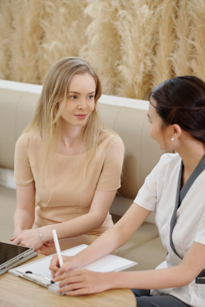 美容师与客户交谈图片下载